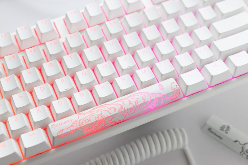 Геймърскa механична клавиатура Ducky One 3 Pure White TKL Hotswap Cherry MX Brown, RGB, PBT Keycaps - Image 3