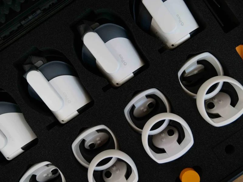 Комплект VR Expert 4 бр. PICO Neo 3 VR очила, куфар, рутер, таблет и аксесоари - Image 3