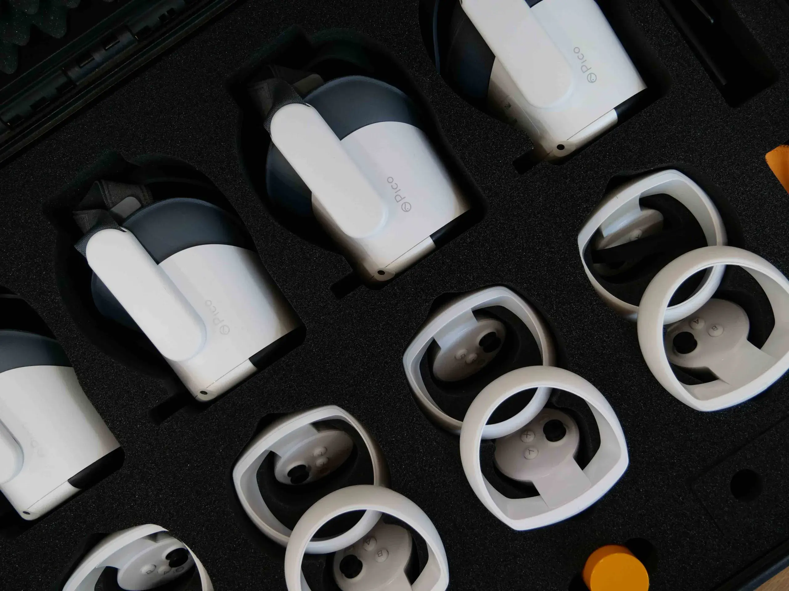 Комплект VR Expert 4 бр. PICO Neo 3 VR очила, куфар, рутер, таблет и аксесоари - Image 3